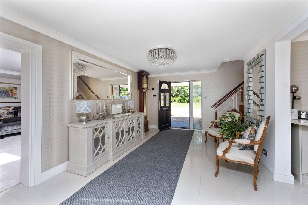 Property photo 3 of 20 Entrance Hall