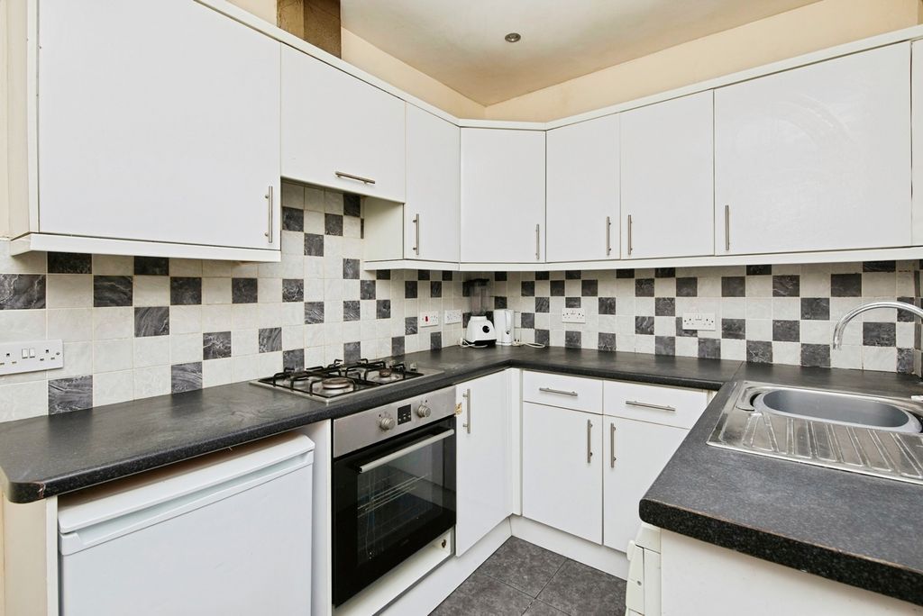 Property photo 2 of 18 Kitchen