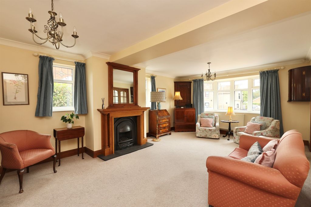 Property photo 3 of 24 Lounge