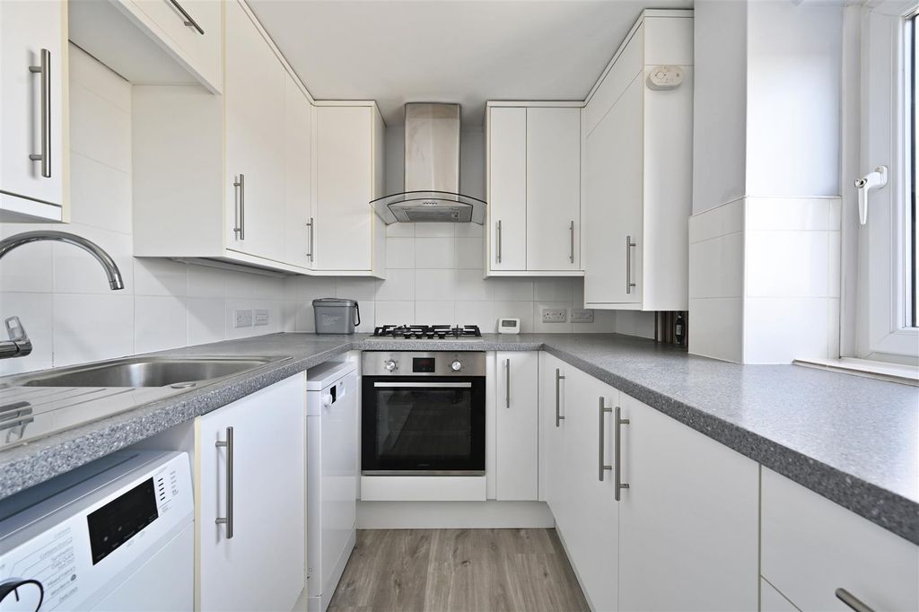 Property photo 3 of 22 26-Cavendish-Court-Tn401Np (2).Jpg
