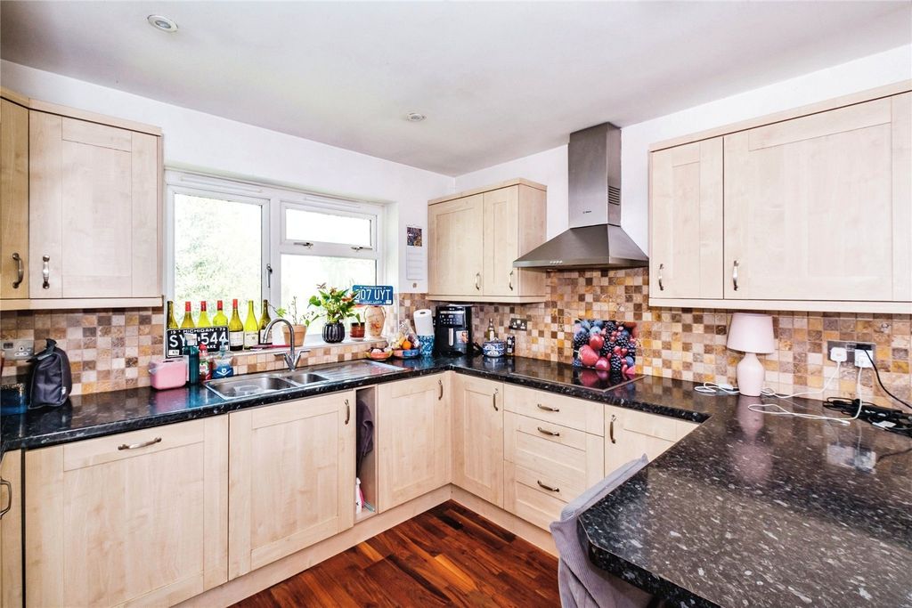 Property photo 3 of 8 Picture No. 13