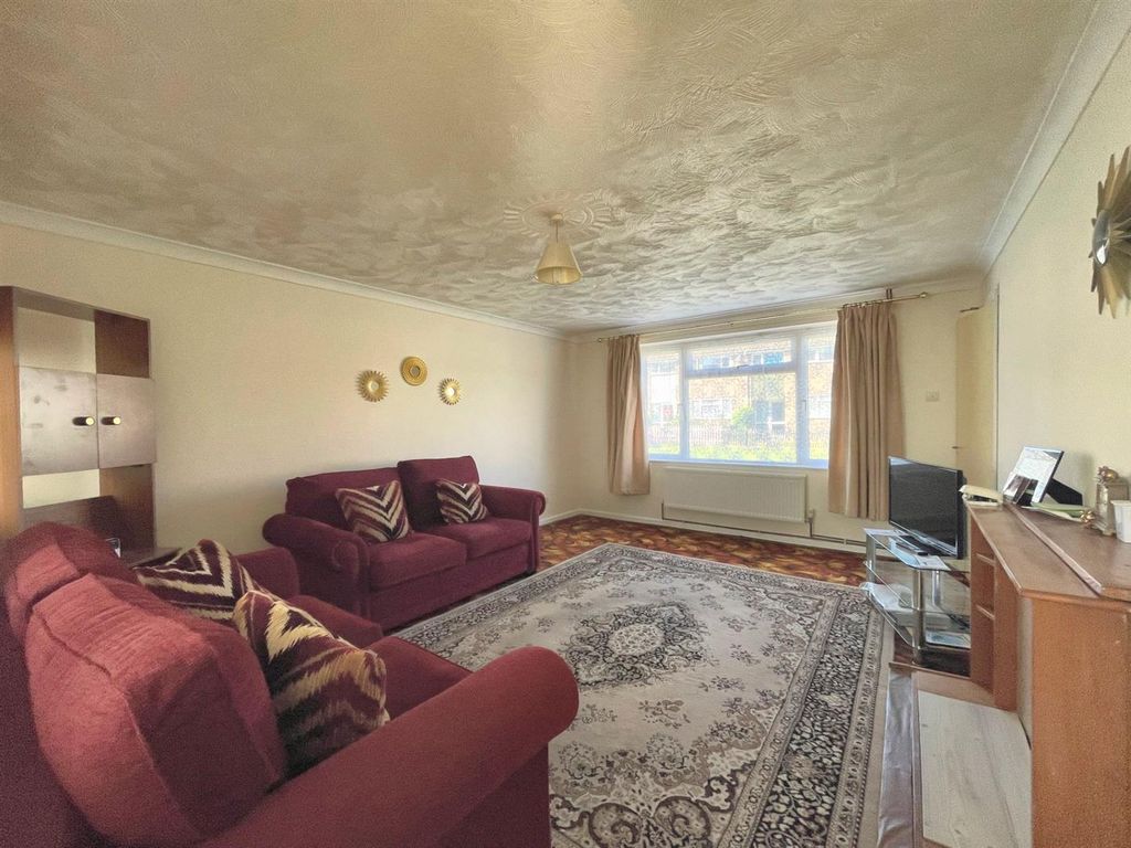Property photo 3 of 10 Lounge