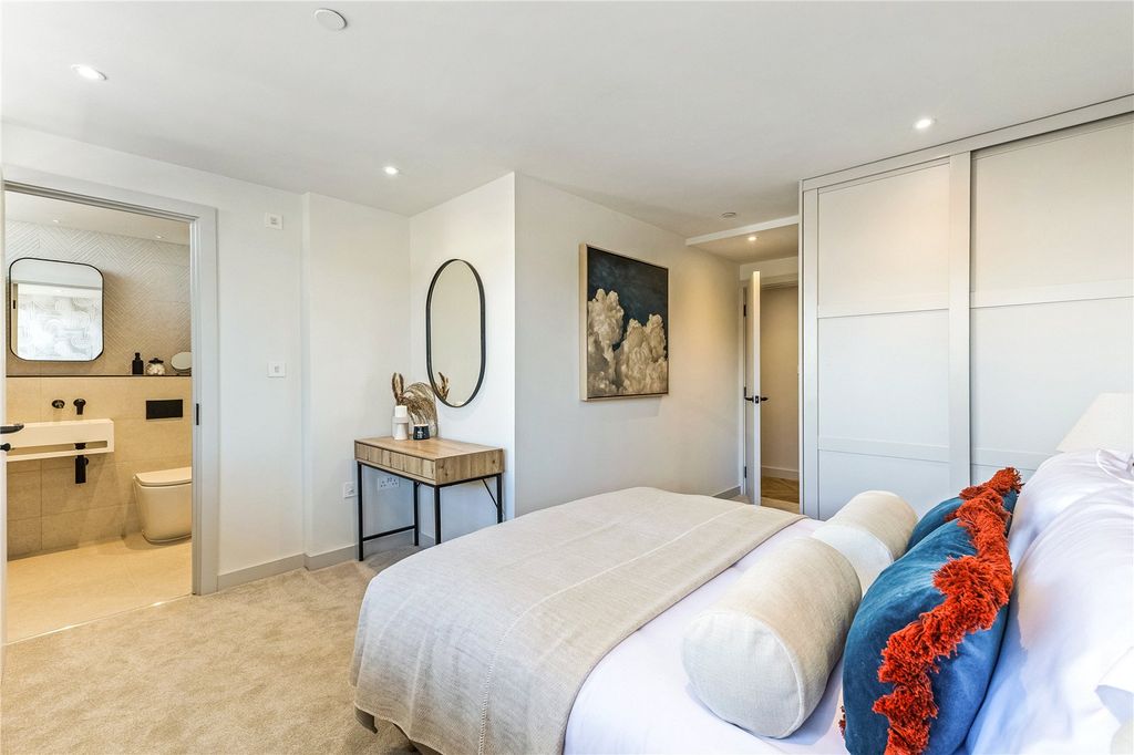 Property photo 3 of 12 Show Home