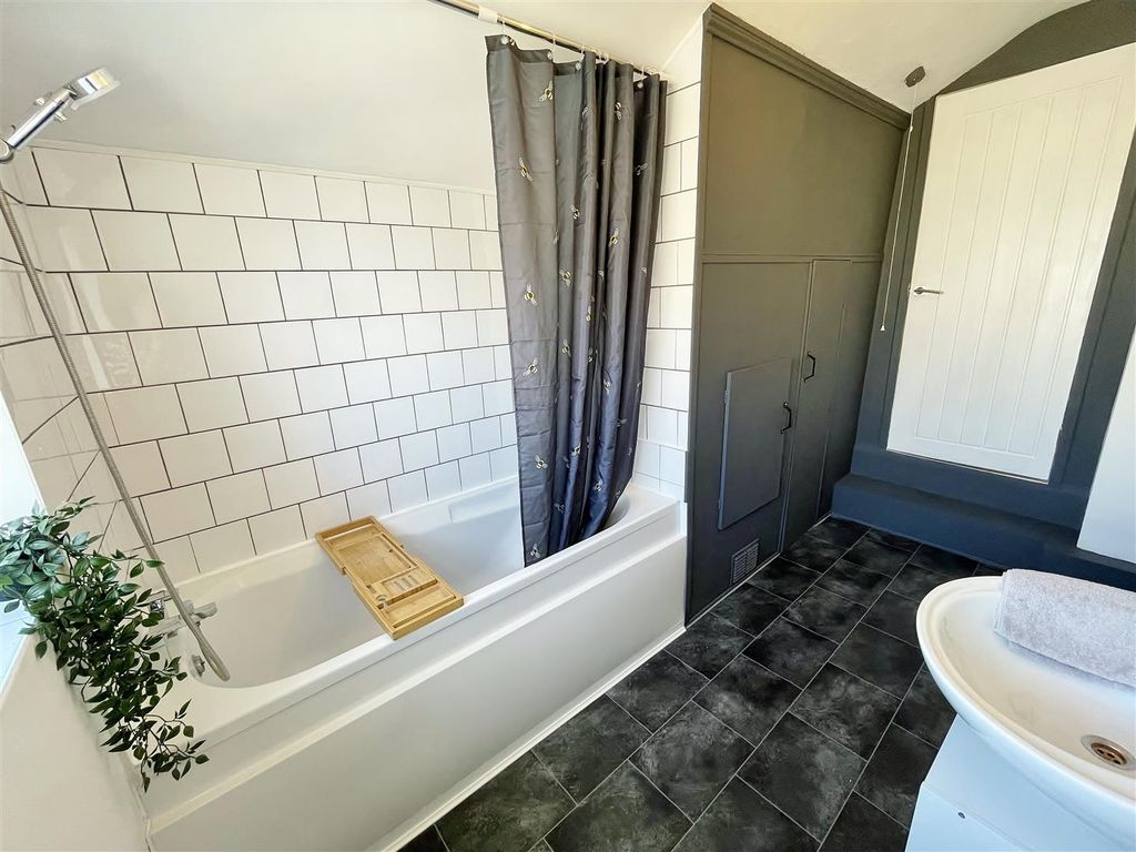 Property photo 2 of 16 Bathroom