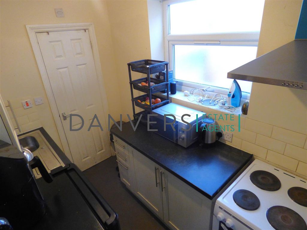 Property photo 3 of 4 Kitchen 2.Jpg