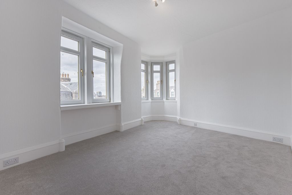 Property photo 1 of 13 Livingroomangle1