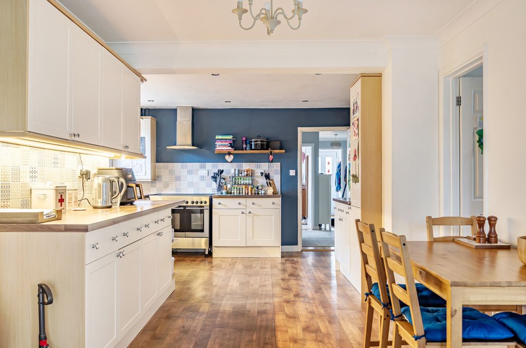 Property photo 3 of 17 Kitchen / Diner