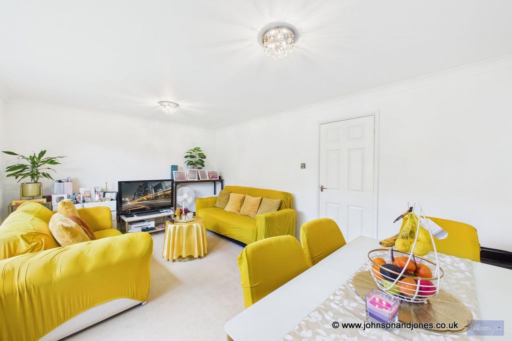 Property photo 3 of 12 3 Lounge.Jpg