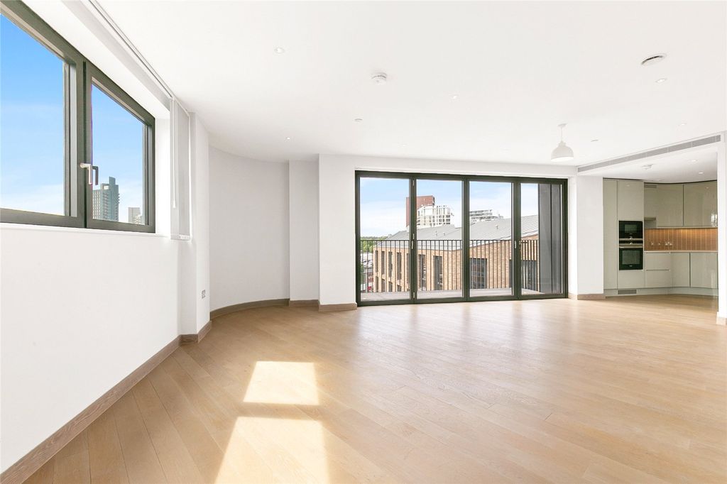 Property photo 1 of 9 Reception/Balcony