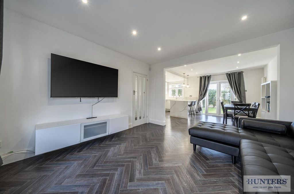 Property photo 2 of 18 Lounge Area