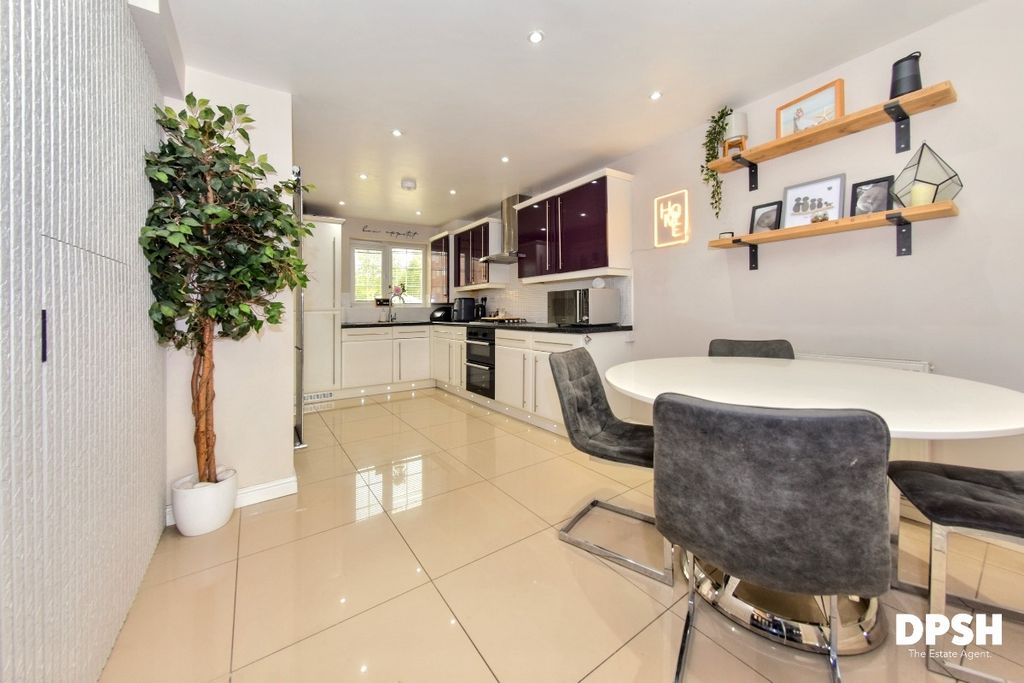 Property photo 3 of 32