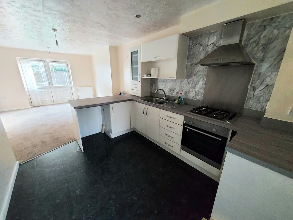 Property photo 3 of 10 Kitchen