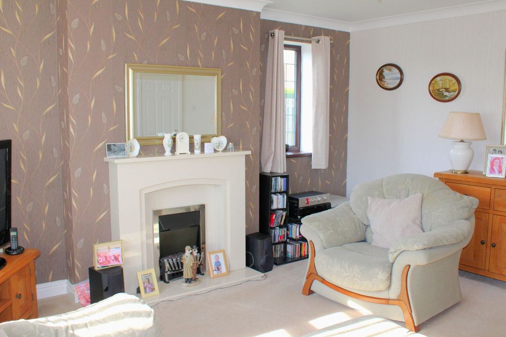 Property photo 2 of 12 Lounge
