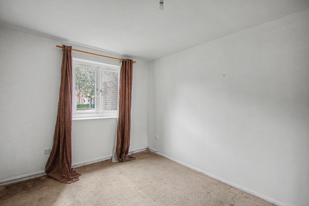 Property photo 3 of 10 10 Liden Close, Walthamstow, London, E17 8HQ