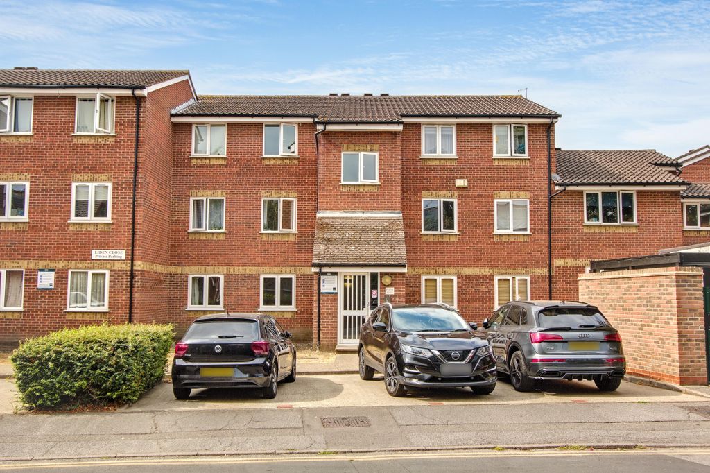 Property photo 1 of 10 10 Liden Close, Walthamstow, London, E17 8HQ