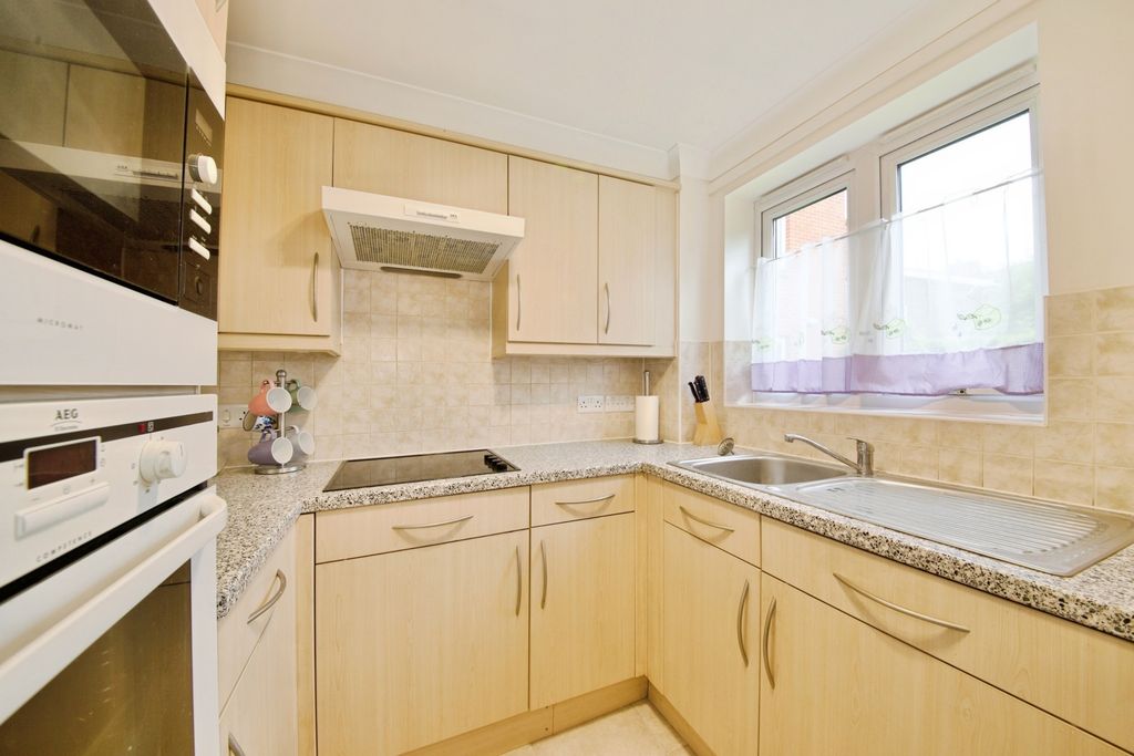 Property photo 3 of 9 Kitchen
