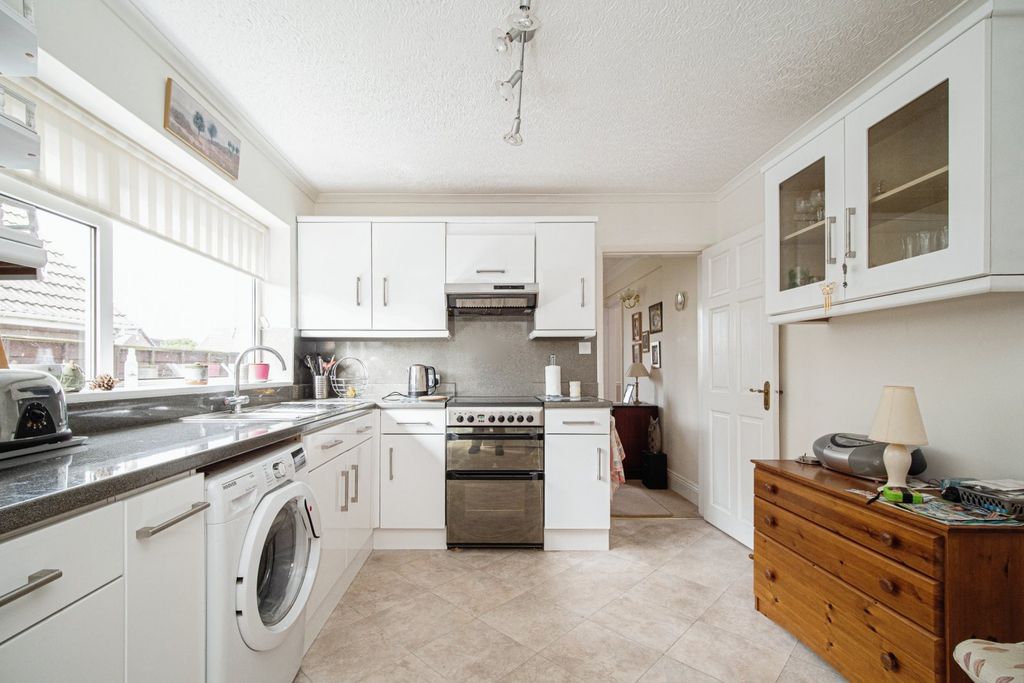 Property photo 3 of 23 Kitchen