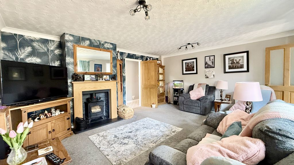 Property photo 3 of 22 Lounge