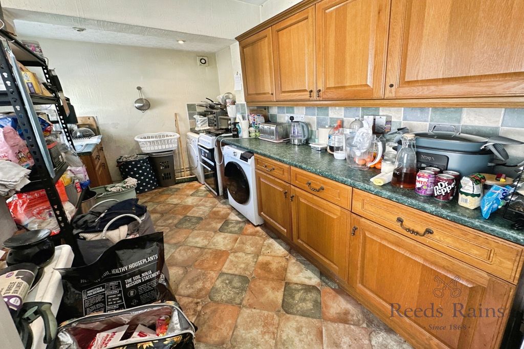 Property photo 2 of 9 Kitchen