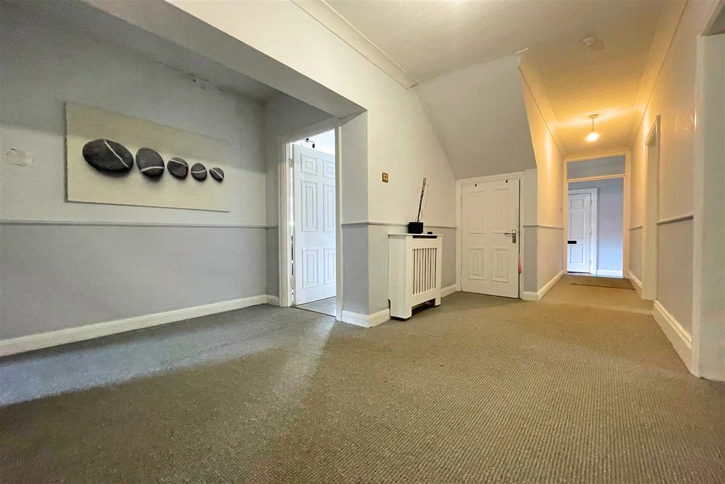 Property photo 3 of 29 Entrance Hall