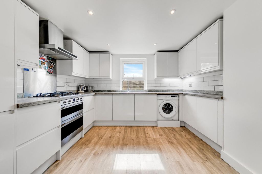 Property photo 2 of 14 09-2Fc6121B Venner Road -6.Jpg