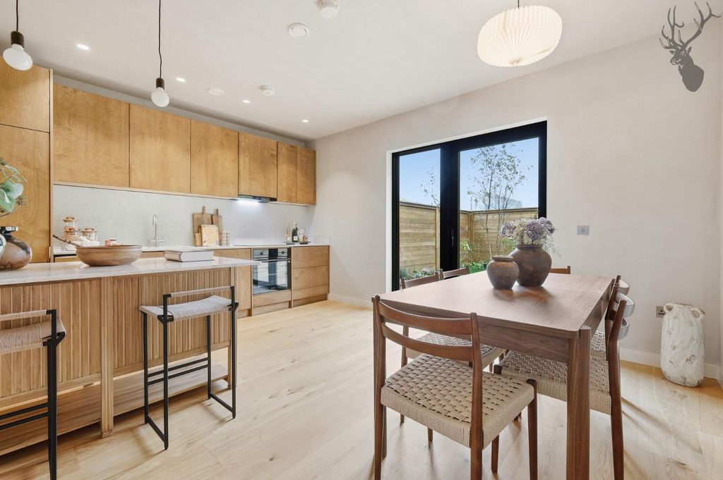 Property photo 2 of 28