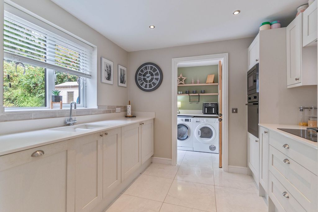 Property photo 2 of 33
