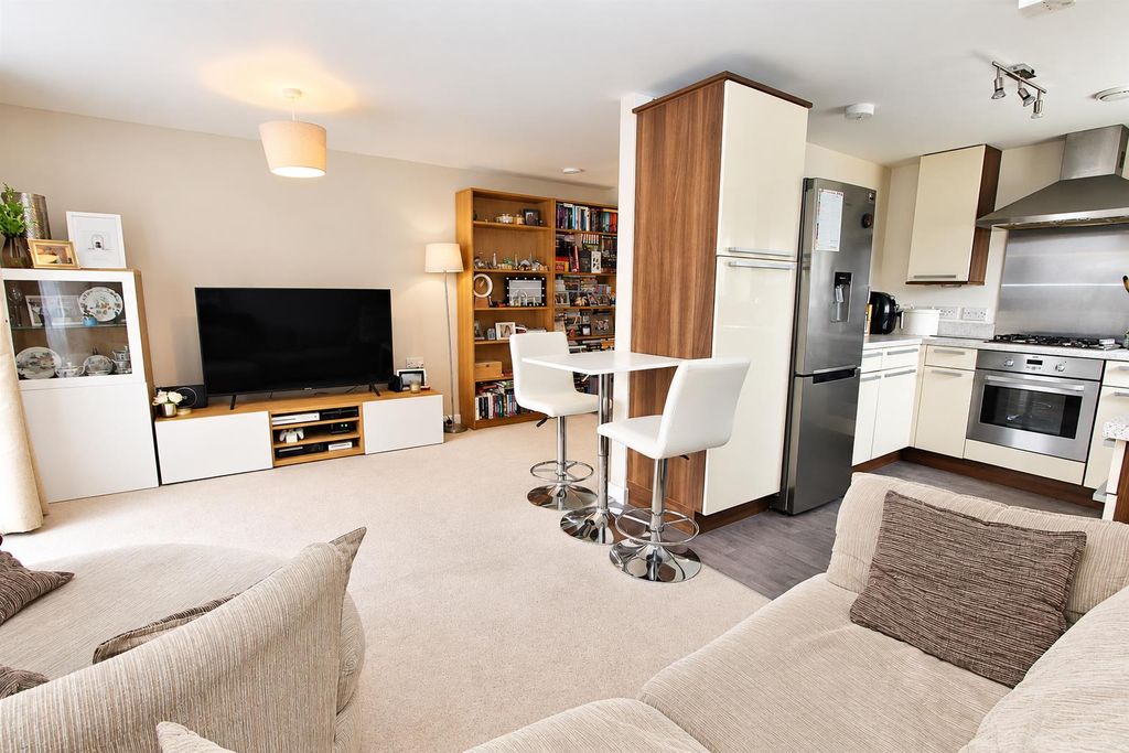 Property photo 2 of 16 Lounge5