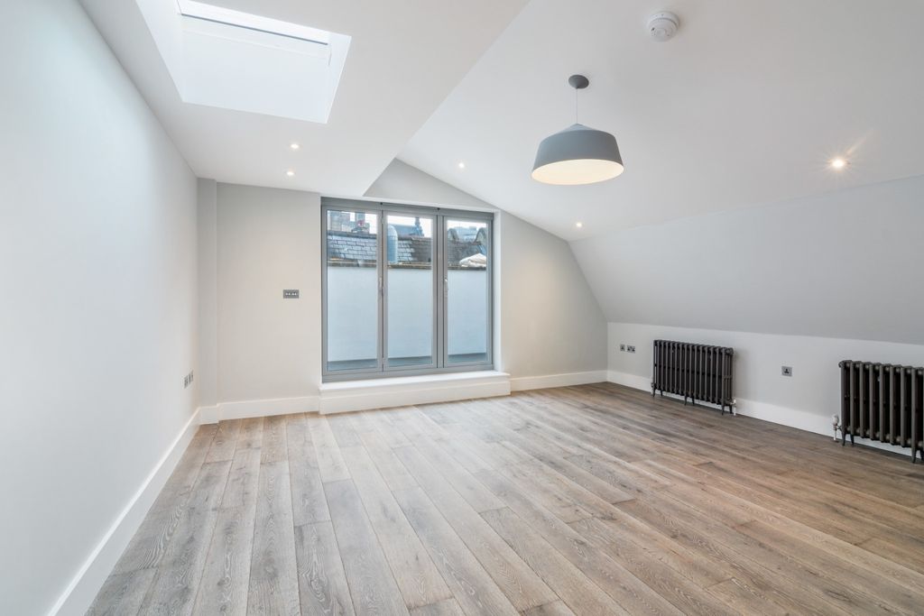 Property photo 2 of 13 974684