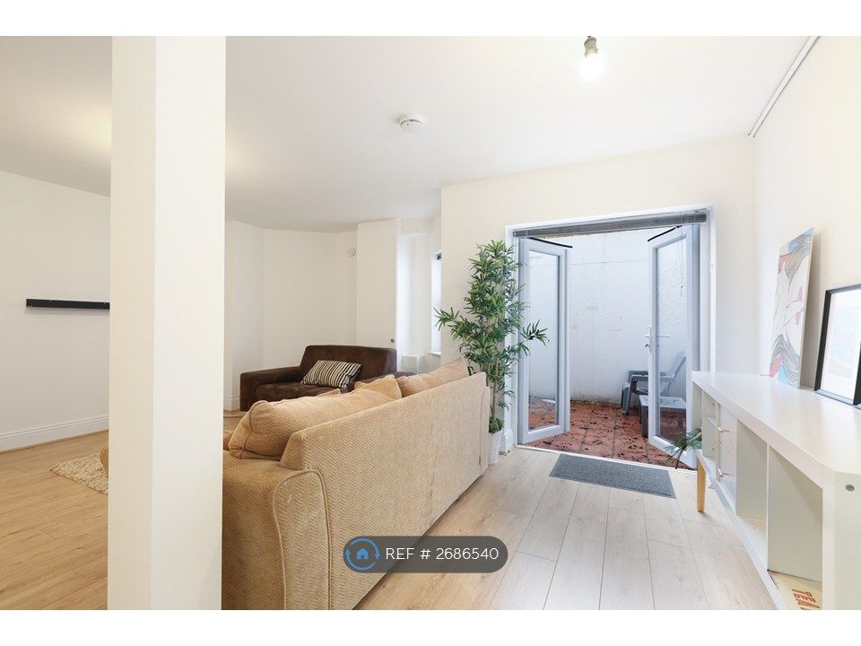 Property photo 3 of 11 Living Room