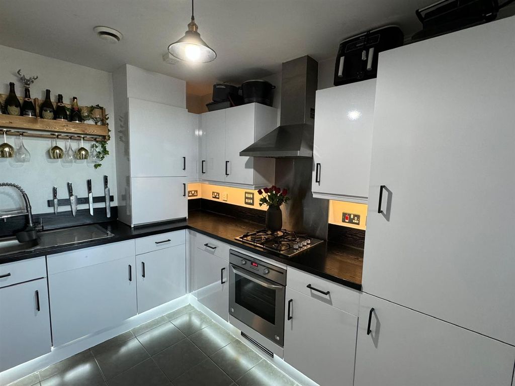 Property photo 3 of 10 Kitchen.Jpg