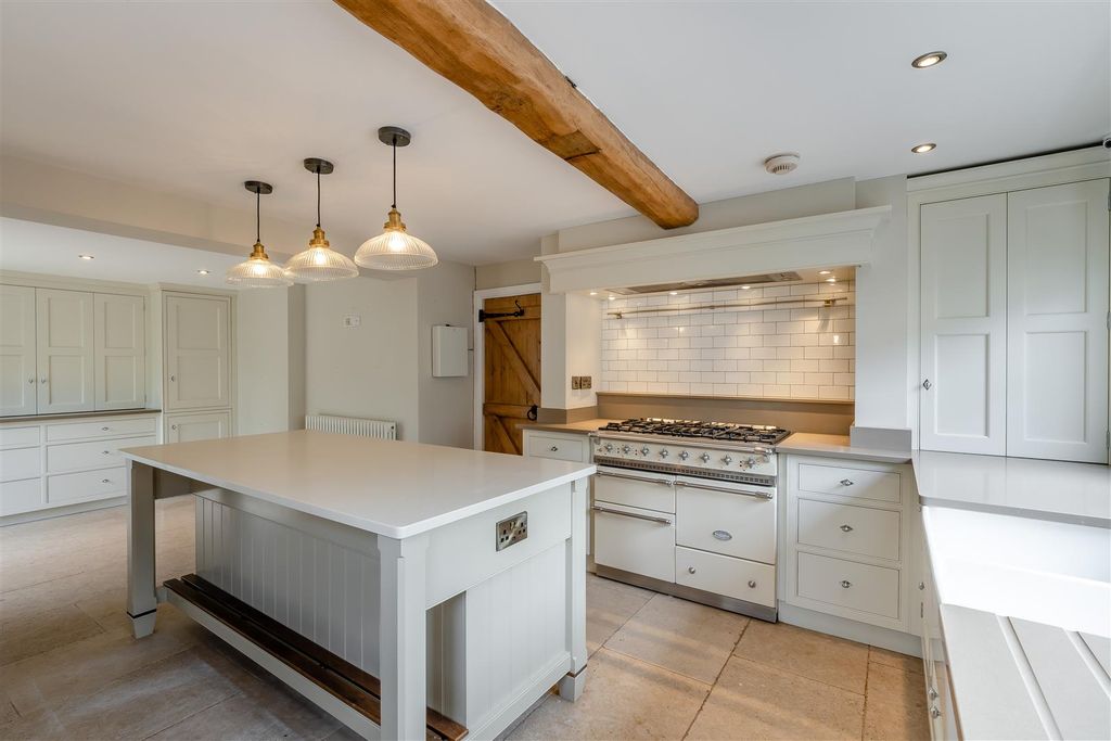 Property photo 2 of 39 8646174-Interior17.Jpg