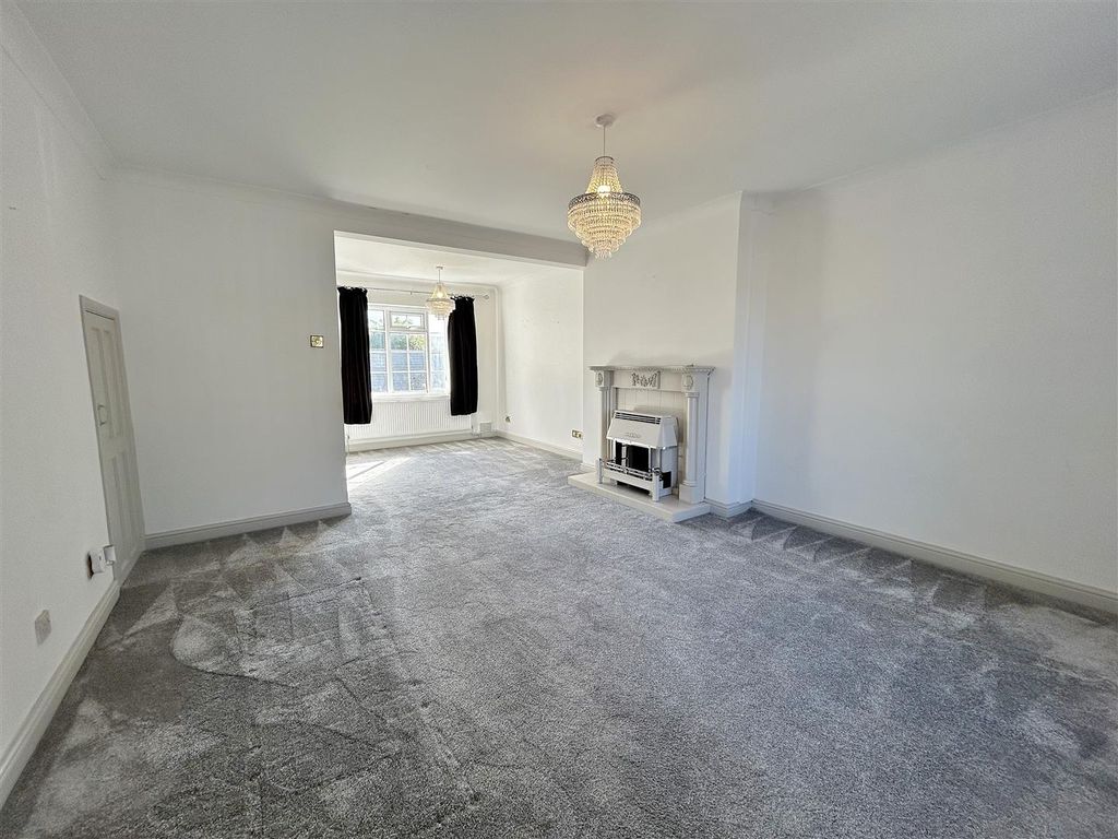 Property photo 2 of 17 Lounge