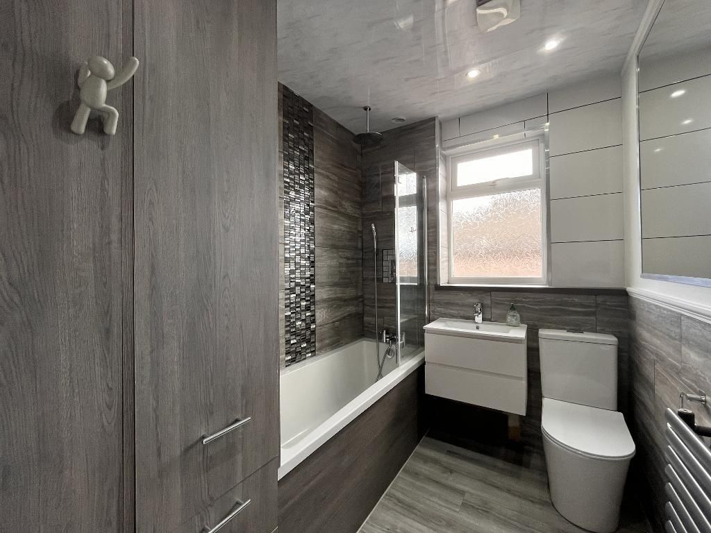 Property photo 3 of 18 Bathroom/WC