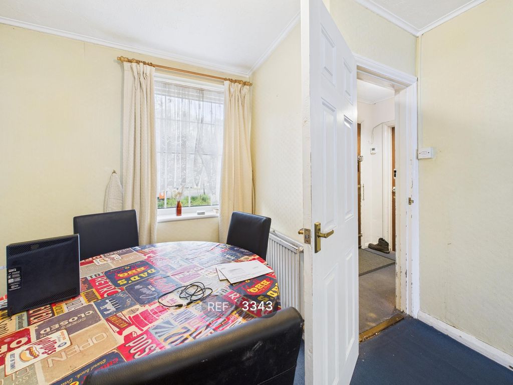 Property photo 3 of 18 Living Room