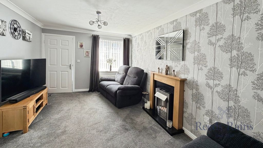 Property photo 2 of 15 Lounge