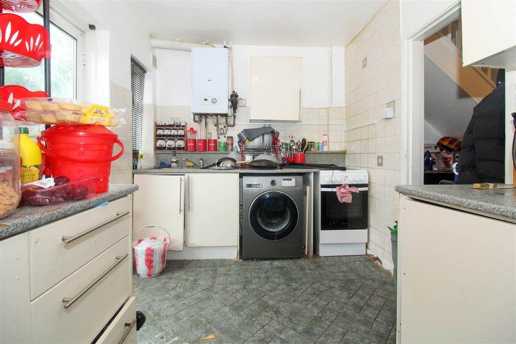 Property photo 3 of 8 Kitchen