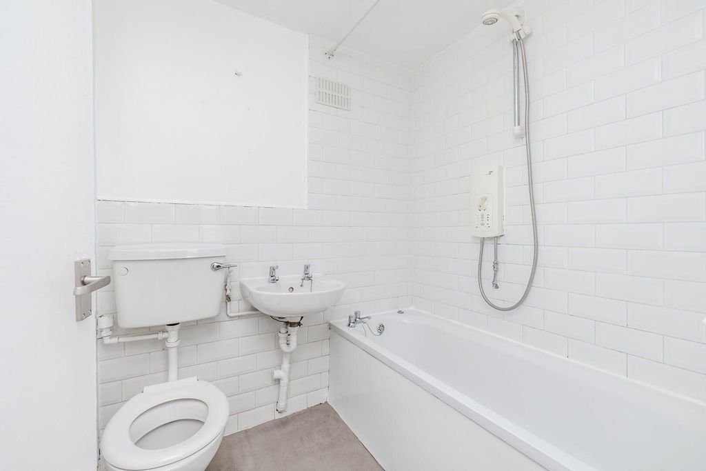 Property photo 3 of 17 Bathroom