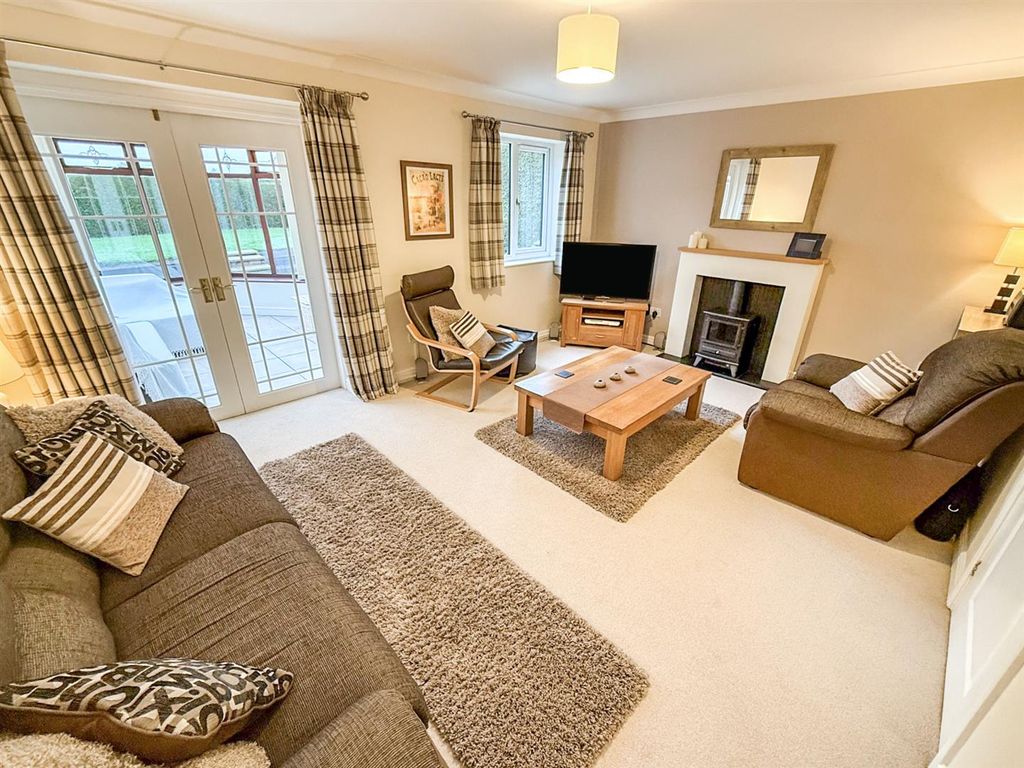 Property photo 3 of 24 Lounge