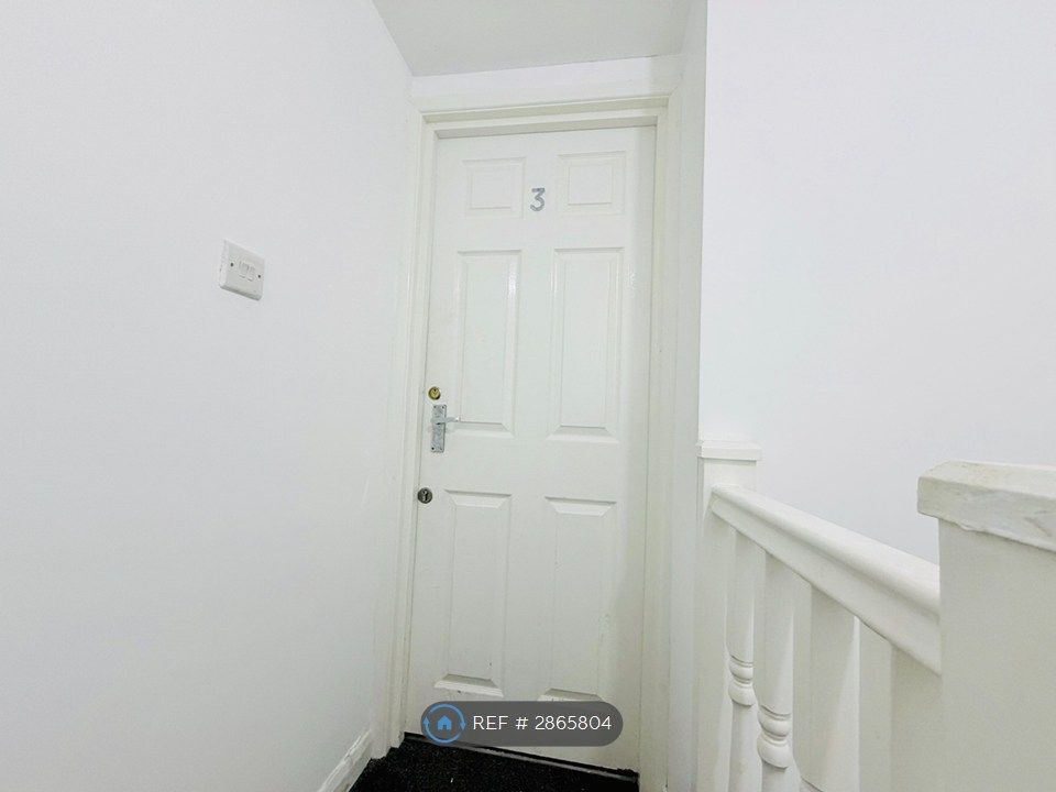 Property photo 3 of 6 Flat Entrance