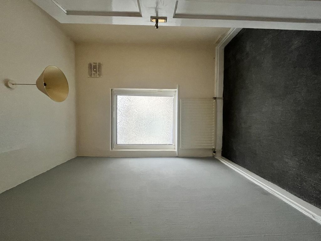 Property photo 2 of 11 Cloakroom