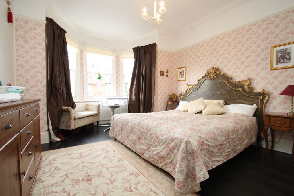 Property photo 3 of 8 Bedroom