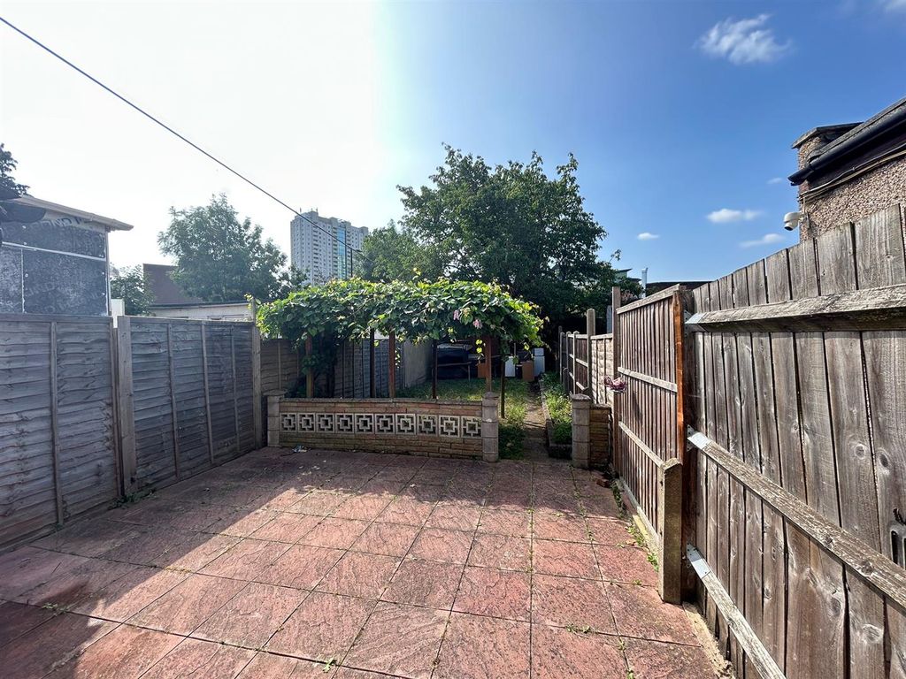 Property photo 2 of 11 17 Chiswick Road (4).Jpeg