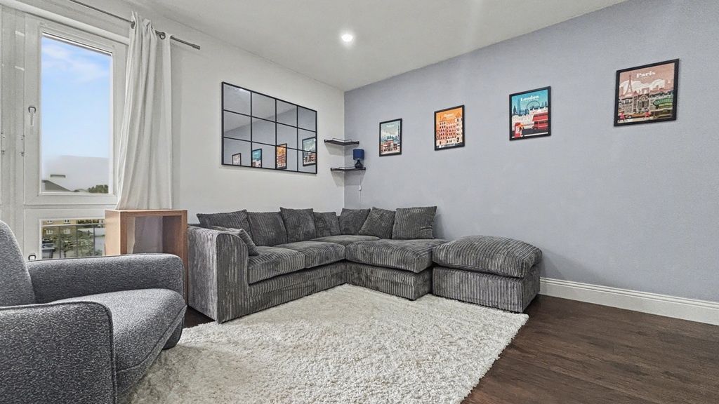 Property photo 1 of 13 Bright Lounge With Large Corner Sofa And Rug...