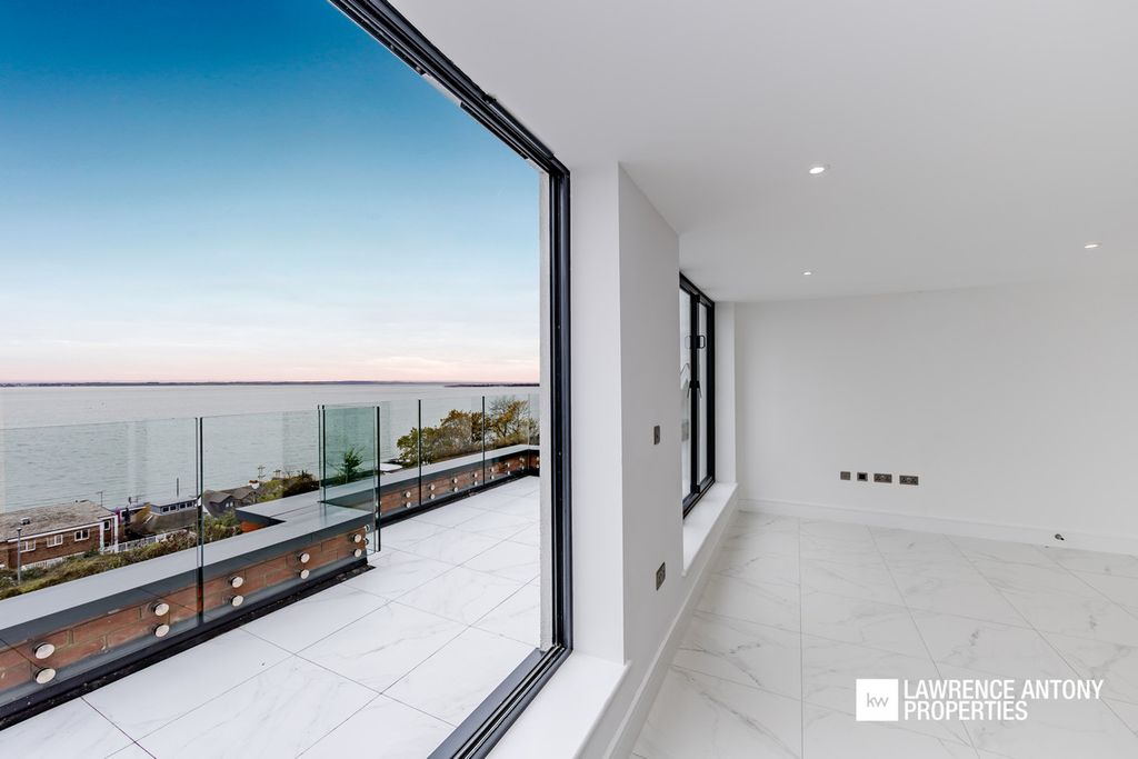 Additional image 13 of 2 bed flat for saleGrand Parade, Leigh-On-Sea SS9