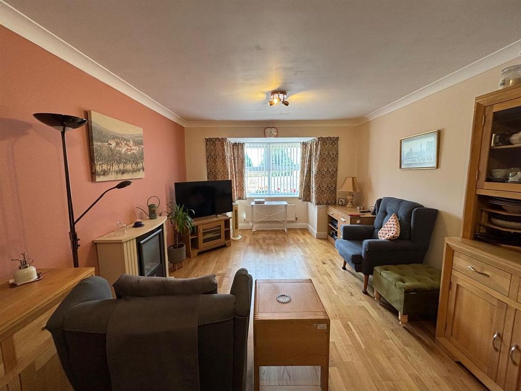 Property photo 2 of 18 Living/ Dining Room