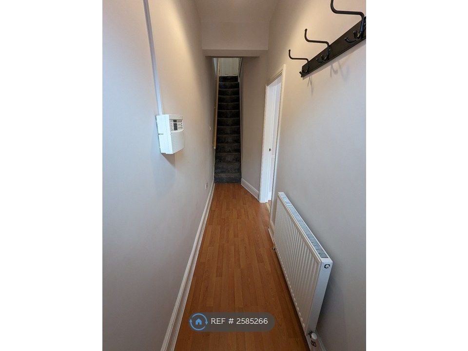 Property photo 2 of 11 Hallway