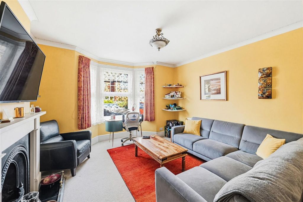 Property photo 2 of 20 Lyne Regis Road
