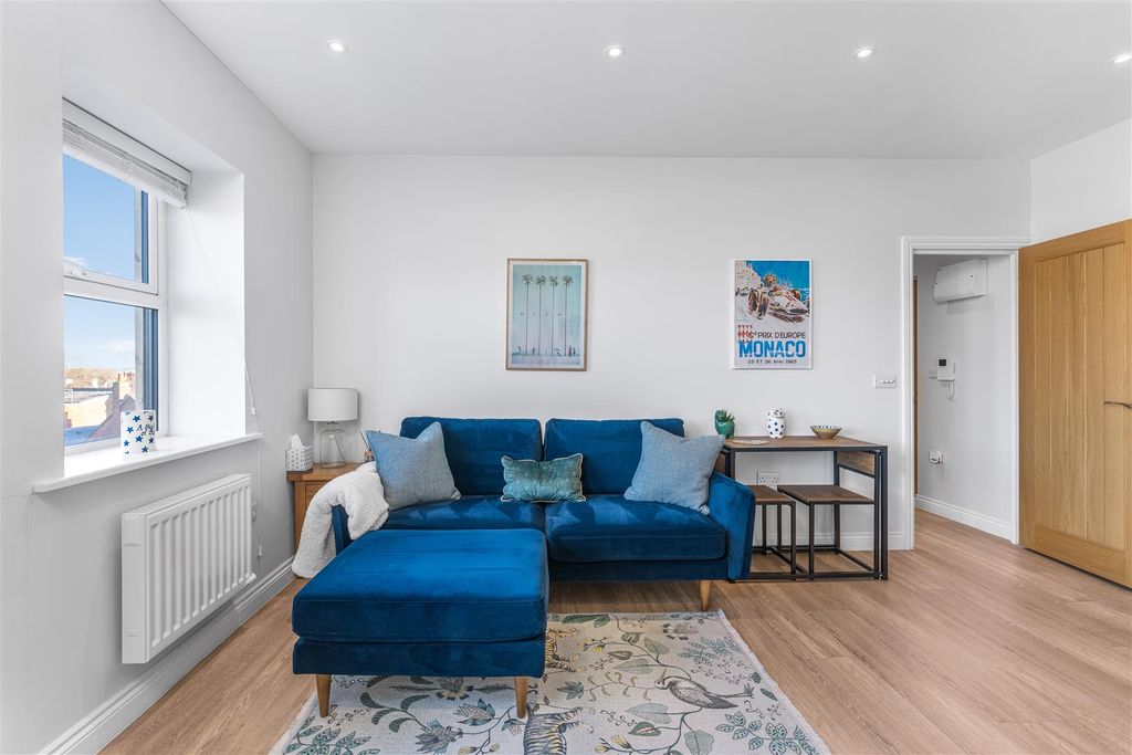 Property photo 3 of 13 Flat 8, 30 Crouch Street, Banbury-14.Jpg