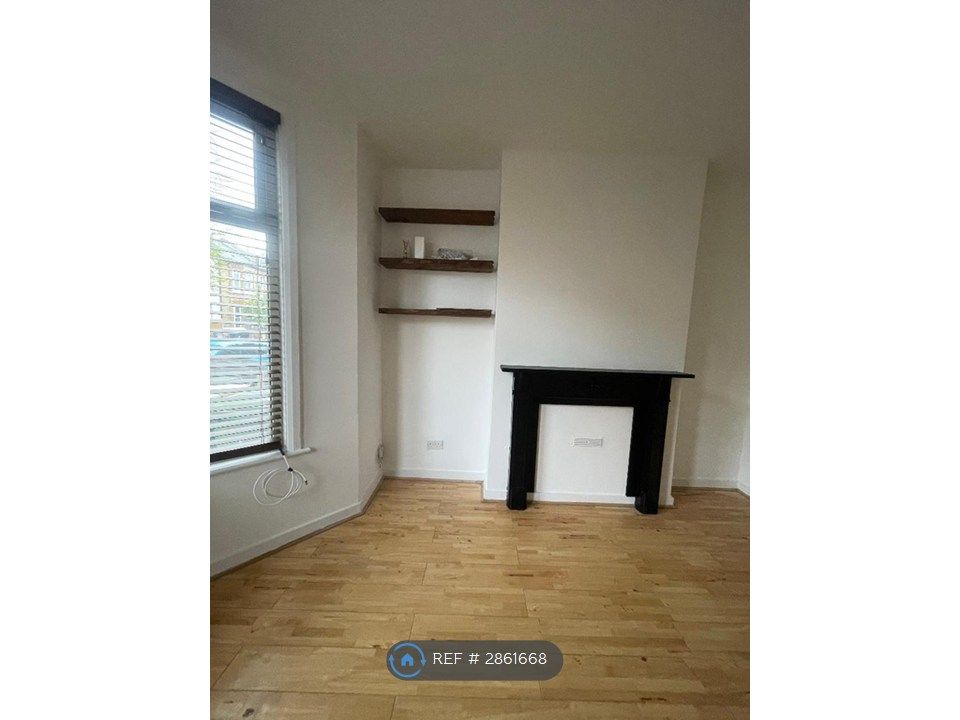 Property photo 2 of 9 Lounge.